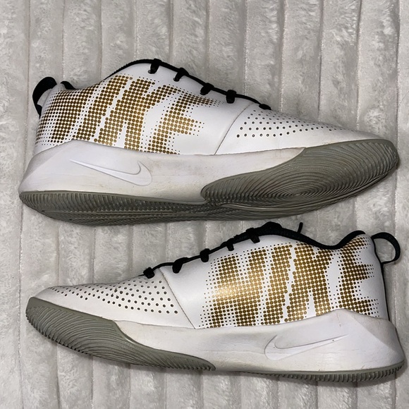 Nike Team Hustle Quick | Size 5.5 Kids - Picture 2 of 10